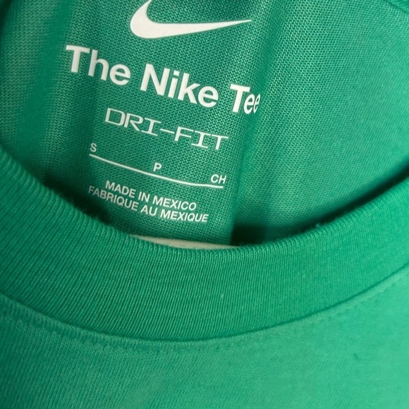 D17.03 Nike Dri Fit Mens Small Shirt Lebron James Lion Graphic Green - Picture 2 of 3